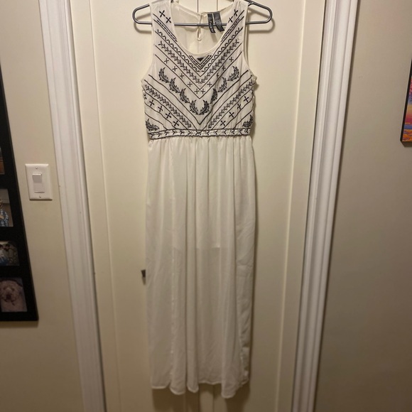 White flowy dress with two slits - Picture 1 of 10